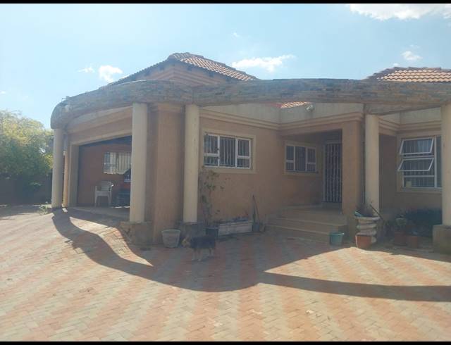 4 BEDROOM HOUSE FOR SALE IN LADY SELBORNE